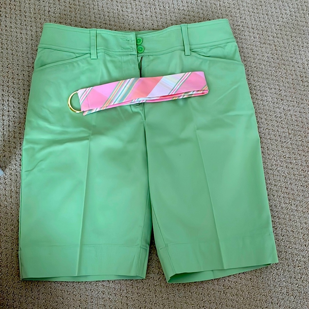 Jones New York stretch green shorts size 6 with belt